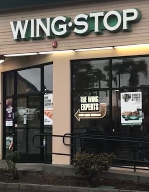 The front of a Wing Stop restaurant.