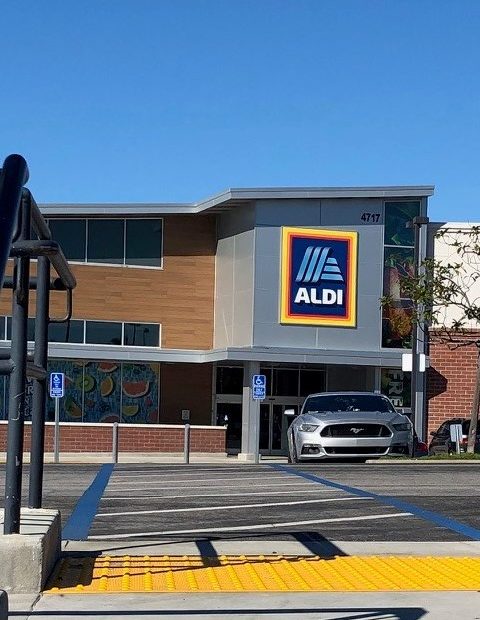 The front of an Aldi supermarket.